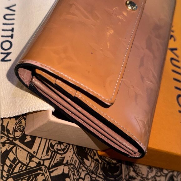 LOUIS VUITTON VERNIS MOCHA BROWN SARAH WALLET - Picture 13 of 16